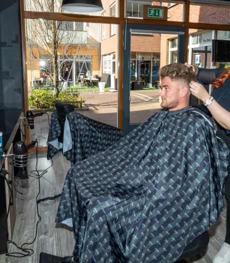 Deze straat heeft vijftien kapperszaken: ‘Concurrentie gaat ten koste van mijn gezondheid’