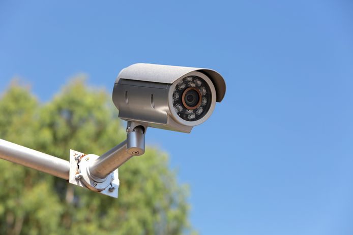 De eigenaars van alle 52.241 camerasystemen die bij de Privacycommissie bekend zijn moeten zich binnen de twee jaar (gratis) opnieuw registreren. Wie z'n camerasysteem niet aanmeldt, riskeert een boete tot 20.000 euro.