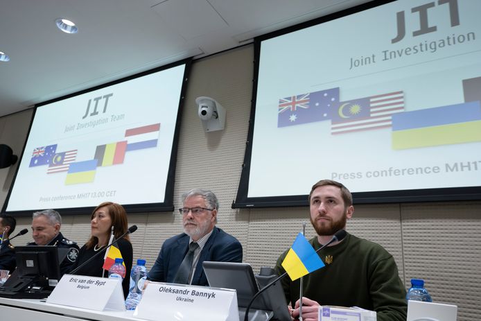 Beeld van de persconferentie van het JIT gisteren in Den Haag.