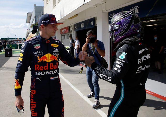 Max Verstappen feliciteert Lewis Hamilton met zijn pole position.