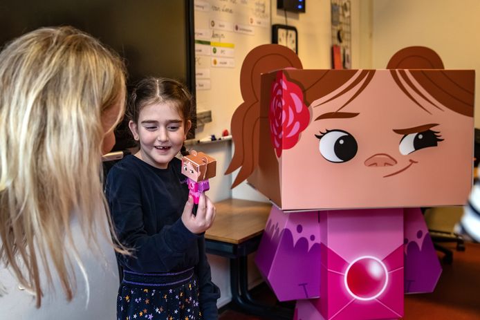 Lara met haar superheldenversies.