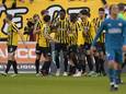 Spelers van Vitesse vieren de 1-1 tijdens de Nederlandse eredivisie wedstrijd tussen Vitesse en PSV in het Gelredome op 19 maart 2023 in Arnhem.
