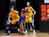 Zodra de basketballers van Heroes de grens passeren, zijn ze opeens niet meer ongenaakbaar