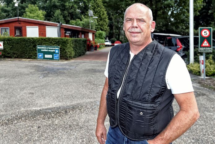 Eigenaar Ad Kalkman van camping De Bergse Hoeve bij de entree van het vakantiepark