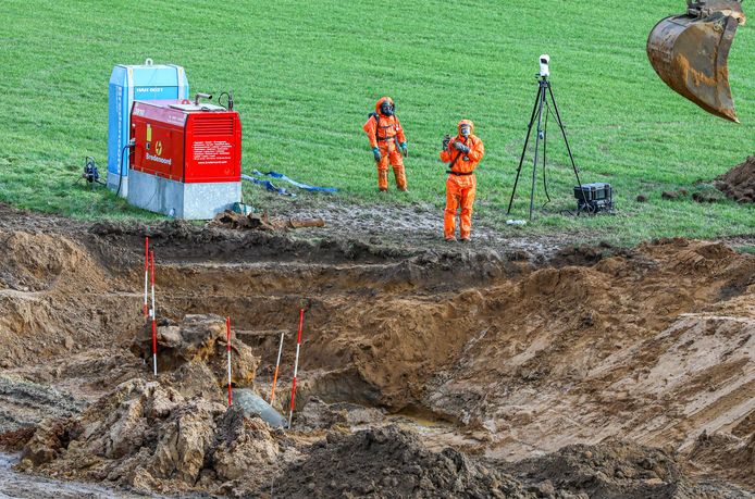 Medewerkers van de EOD onlangs bij het onderzoek naar de V1 bij Deventer.