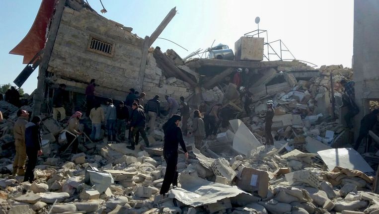 Deze foto, die eerder deze week werd vrijgegeven door Artsen zonder Grenzen, toont de schade aan een kliniek in Idlib na een luchtaanval. Beeld AFP