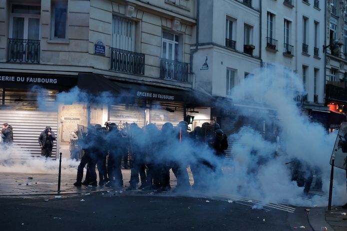 De politie zette traangas in tegen demonstranten die de straten opkwamen na de schietpartij.