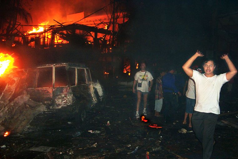Mensen in de ravage na de bomaanslag op Bali, oktober 2002.  Beeld AP