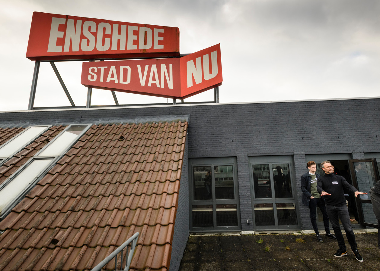Peter oosterwijk initiatiefnemer leidt belangstellenden rond. 'Warp Technopolis' gaat zich vestigen in het oude VVV-pand aan het Stationsplein in Enschede.  De initiatiefnemers presenteerden hun plan in het nog voornamelijk lege pand. Het is de bedoeling dat in dit kolos aan het stationsplein een broedplaats ontstaat tussen kunst en technologie. Op termijn gaat het pand tegen de vlakte om plaats te maken voor nieuwbouw.