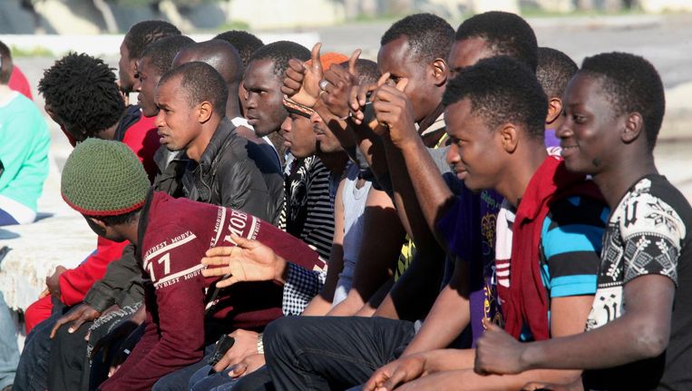 Enkele van de 17 migranten uit Sub-Sahara Afrika die het strand van het Spaanse Ceuta hebben weten te bereiken, 7 maart. Beeld epa