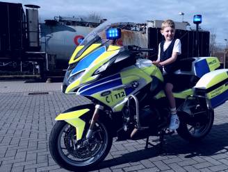 Kinderen wanen zich politieman of bij de brandweer tijdens fotoshoot voor communie: “Als het mocht, dan nam ik ladderwagen mee naar huis!”