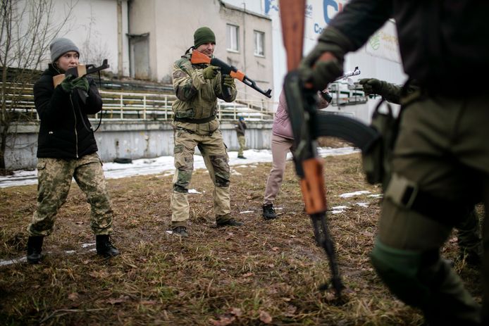 Inwoners van Kiev doen mee aan een militaire training in overlevingsstrategieën en oorlogsvoering van Georgiërs.