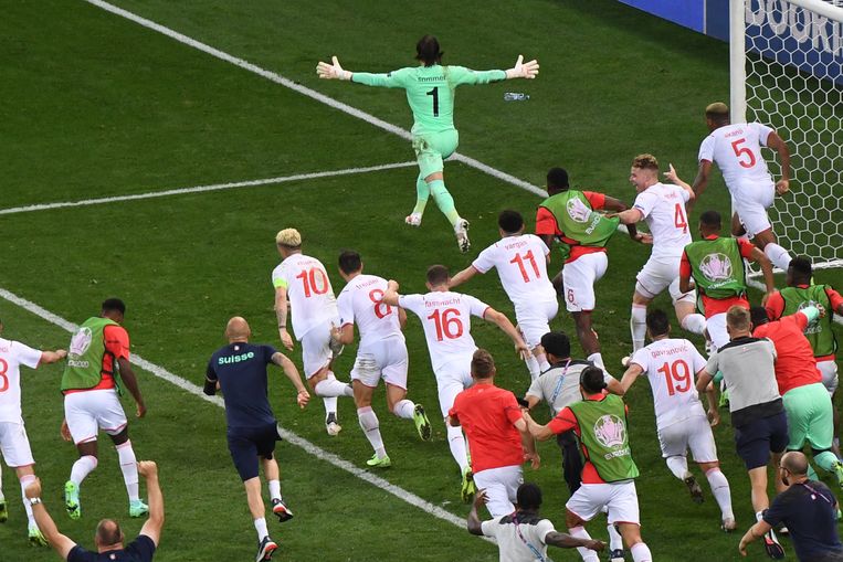 Zwitserland viert feest nadat keeper Yann Sommer de vijfde strafschop van Kylian Mbappe uit het doel houdt. Beeld AFP