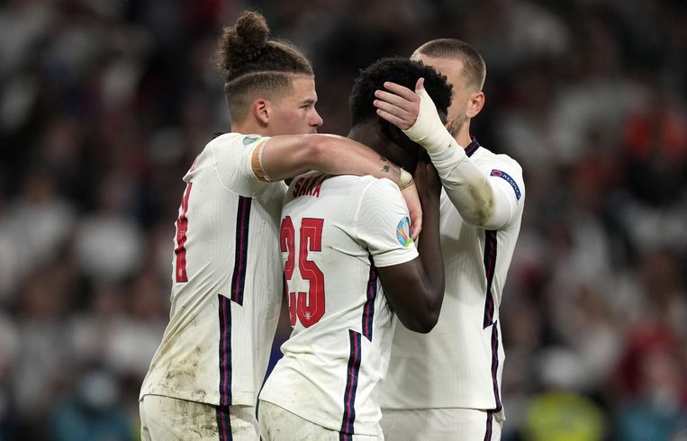 Bukayo Saka wordt getroost door zijn teamgenoten na de gemiste penalty. Beeld EPA