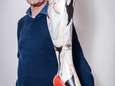 Deze Vlaardingse kunstenaar maakt vrouwenbenen na van hout: ‘Zonder rode hak is het niet af’