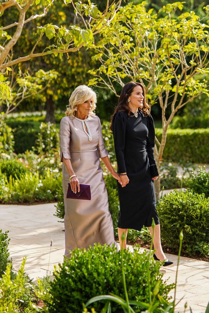 Een foto van het Jordaanse Koninklijk Paleis toont de Amerikaanse First Lady Jill Biden (L) en haar dochter Ashley die op 1 juni 2023 aankomen in het Zahran-paleis in Amman voor de koninklijke huwelijksceremonie van kroonprins Hussein en Rajwa al-Saif.