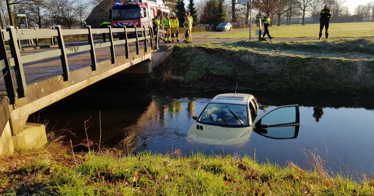 Auto kopje-onder bij Ruurlo na botsing met busje.