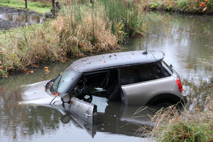 De bestuurder reed in de nacht van zaterdag op zondag in het water en liet er dan zijn voertuig achter.