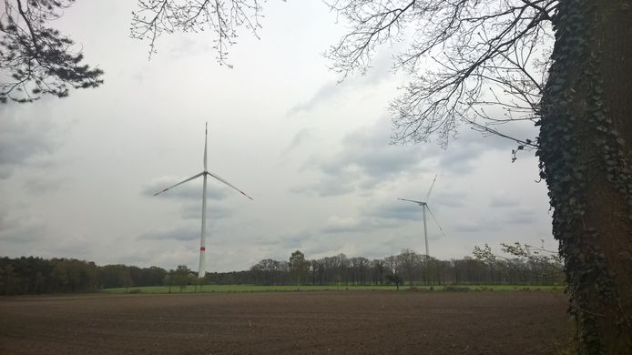 Twee ongeveer even hoge windmolens zouden in Ambt Delden moeten komen te staan.