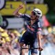 Van der Poel wint etappe op formidabele wijze en pakt geel