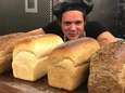 Jan Nagelkerke leert bewoners Utopia zelf brood bakken