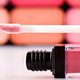 Lipgloss (bijna) leeg? Met dit trucje gaat-ie makkelijk nog even mee