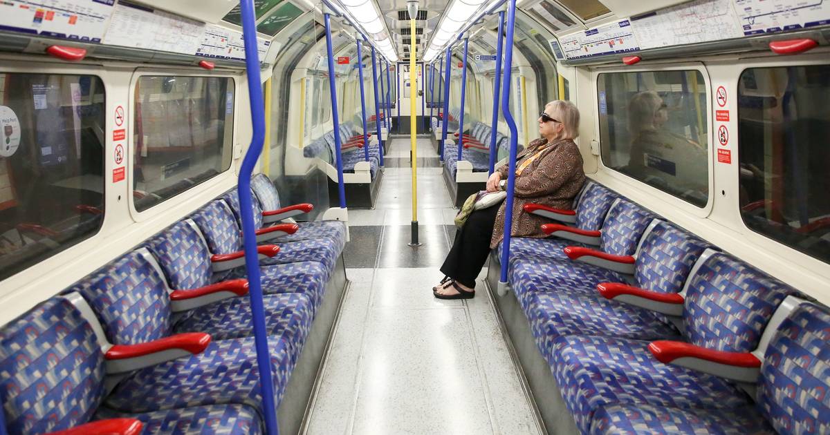 Лондон также готовится к борьбе с постельными клопами: поезда метро и автобусы регулярно чистятся  снаружи