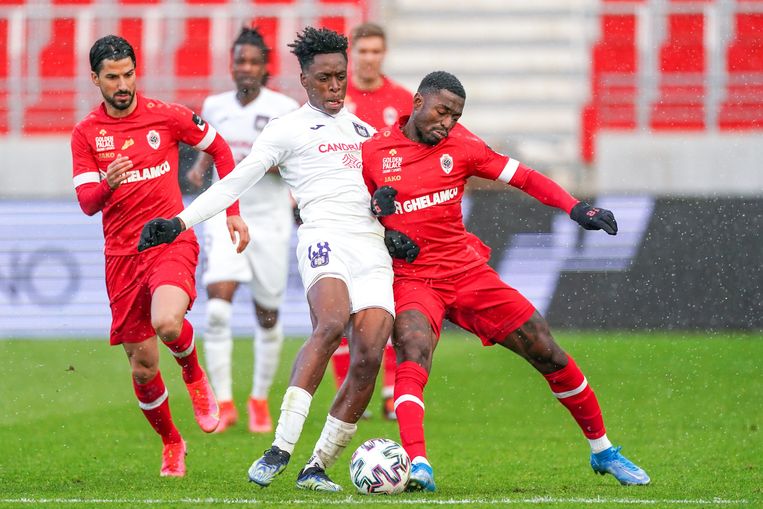 Martin Hongla van Antwerp (r.) geeft Anderlecht-kapitein Albert Sambi Lokonga een duwtje in het Bosuilstadion, maandagavond in de Jupiler Pro League. Beeld Photo News