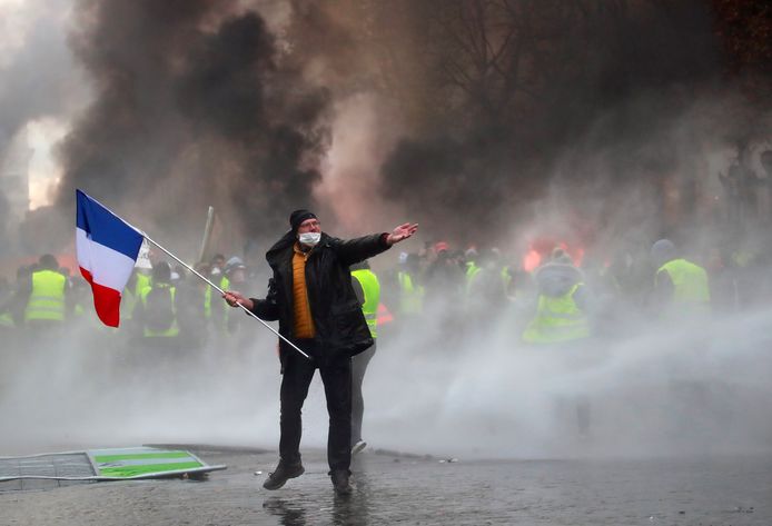 Een actievoerder tijdens de grootschalige rellen die Parijs zaterdag in hun greep hielden.