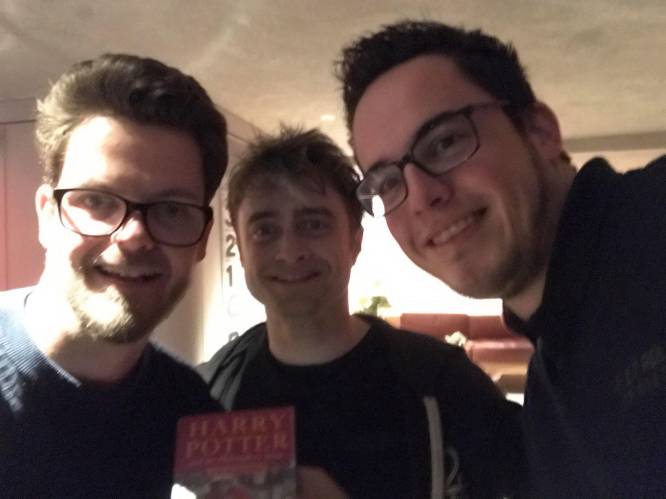 Dieter en Bart strikken Daniel Radcliffe tijdens verzamelen van 108 handtekeningen van Harry Potter-acteurs