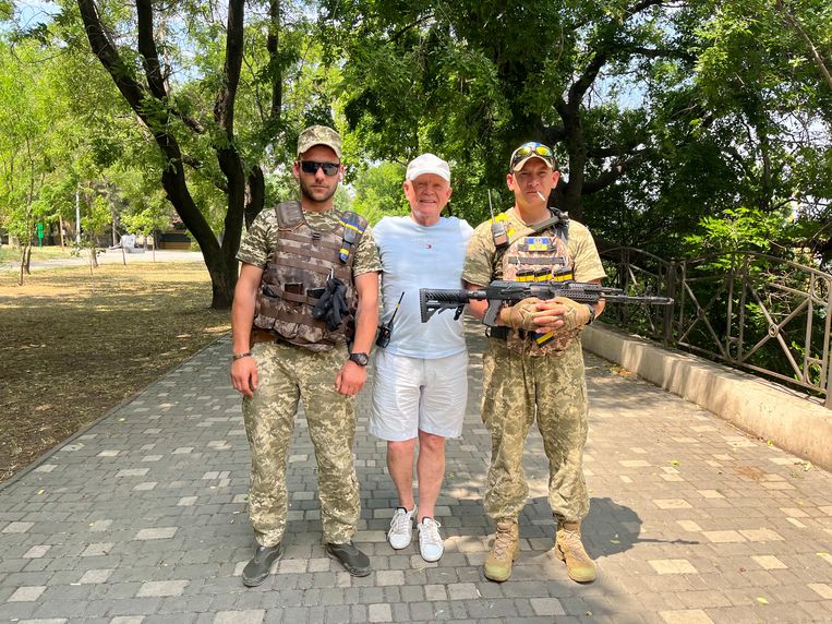 Vitali Oplatsjko met de militairen die de boulevard van Odessa bewaken.
 Beeld Michiel Driebergen