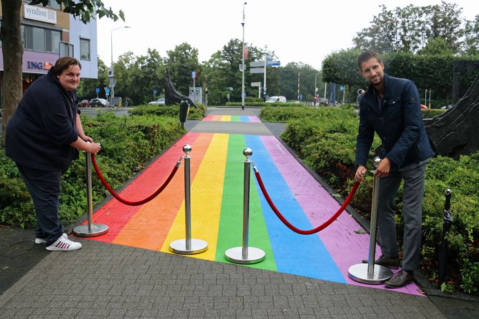 Maarten Venhovens (links) voorzitter COC Rotterdam werkgroep regio Gorinchem en Eelke Kraaijeveld, wethouder Sociaal Domein nemen het regenboogpad officieel in gebruik