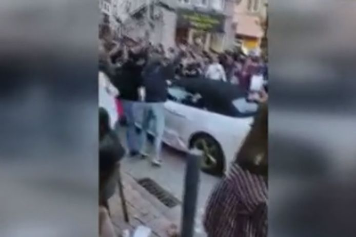 De nombreux rassemblements ont été constatés dans plusieurs villes du pays samedi alors que l’Horeca a pu partiellement rouvrir après sept mois de fermeture. Notamment à Arlon, où des jeunes ont fait la fête sur la place Hollenfeltz, sans respecter les gestes barrières.