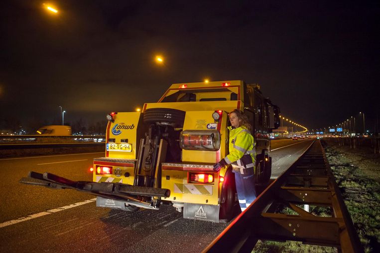 Pas als de vluchtstrook is veiliggesteld, ontfermt lepelwagenchauffeur Hélène Mourik zich over bestuurders van kapotte auto's Beeld Julie Hrudova