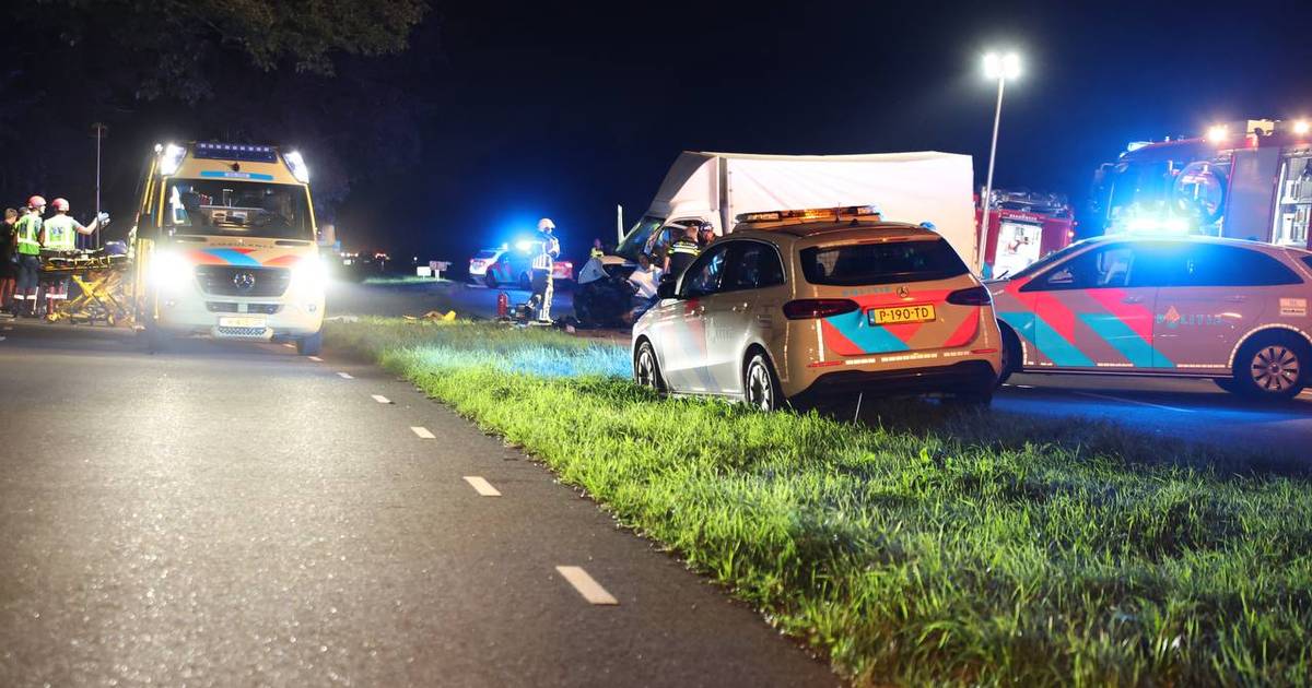 N35 dicht na frontale aanrijding tussen Haarle en Nijverdal: twee zwaargewonden.