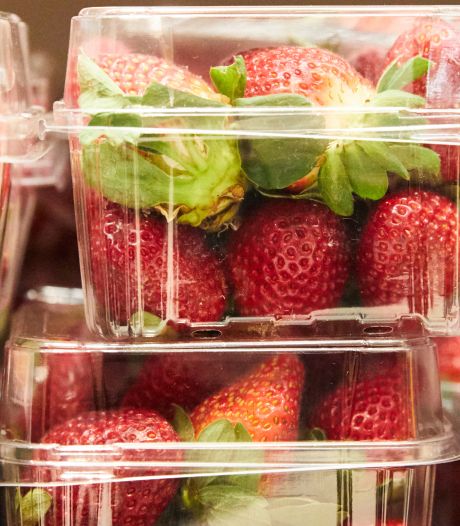 53-jarige Australische vrouw vrijuit na paniek om naalden en spelden in aardbeien