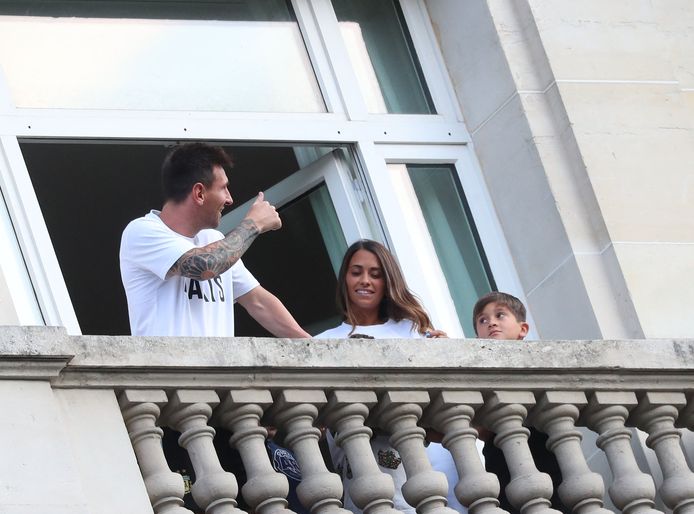 Lionel Messi, Antonella Roccuzzo en hun kinderen Thiago en Mateo begroeten vanop het balkon van hun hotelkamer de honderden PSG-fans.
