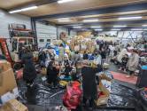 Vrachtwagens vol hulp gaan vanuit deze loods in Zwolle naar Turkije: ‘Kleding brengen we nu ook naar Syriërs’