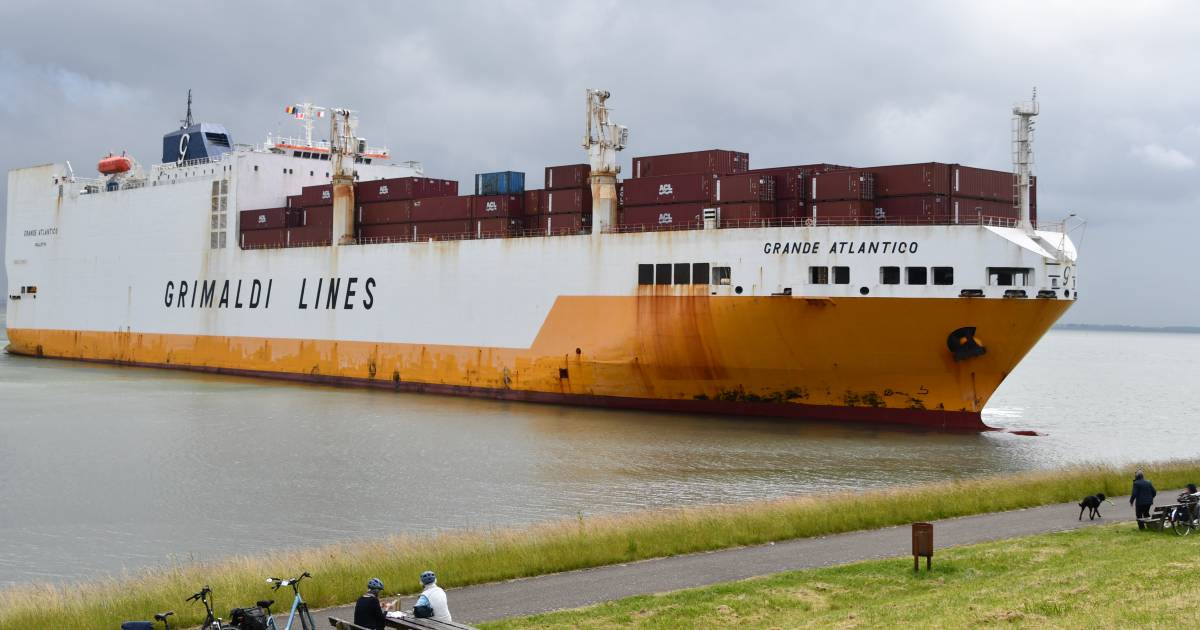 Ruim 200 meter lang schip loopt vast voor kust bij Ritthem, maar komt op eigen kracht weer los
