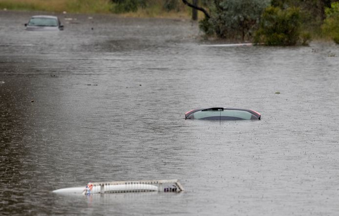 Auto's helemaal ondergedompeld in Londonderry.