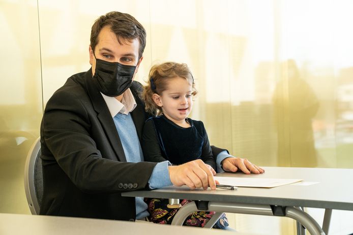 Toekomstig Liers burgemeester Rik Verwaest had zijn oudste dochter Eef meegebracht naar de eedaflegging.