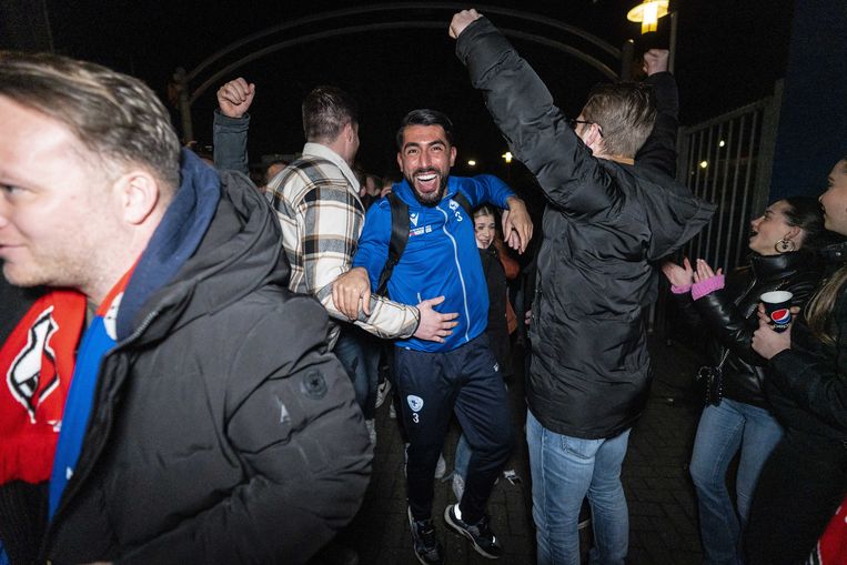 Supporters verwelkomen speler Masies Artien van SV Spakenburg na de gewonnen wedstrijd tegen FC Utrecht op sportpark De Westmaat.  Beeld ANP / Roland Heitink