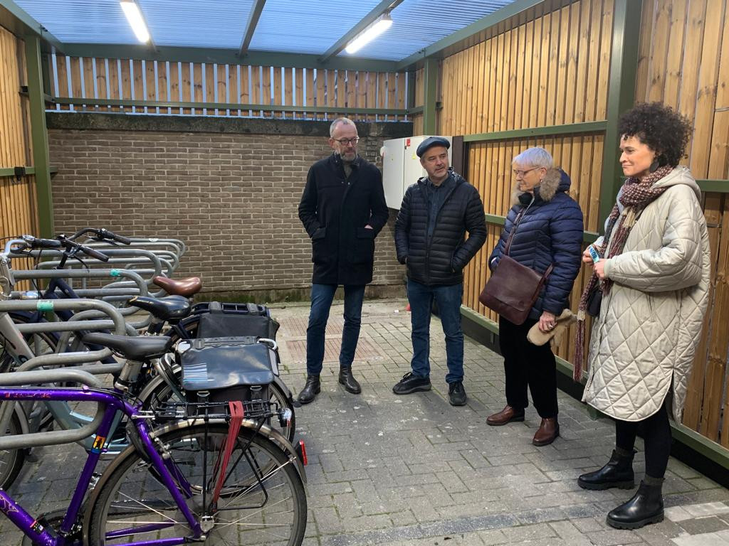 In de Wijgaardstraat kregen de eerste buurtbewoners een sleutel van de buurtfietsenstalling overhandigd.