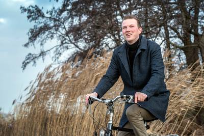 Tim Simons wordt wethouder én vader, mogelijk zelfs in één week: ‘Het wordt nog spannend’