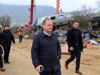 Griekse minister van Verkeer treedt af nadat treinramp 38 doden eist, stationschef gearresteerd
