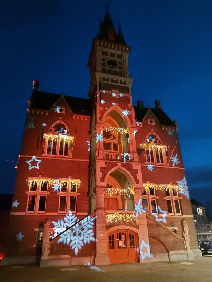Op de gevel van het stadhuis is een draaiende projectie te zien, nog tot 10 januari.