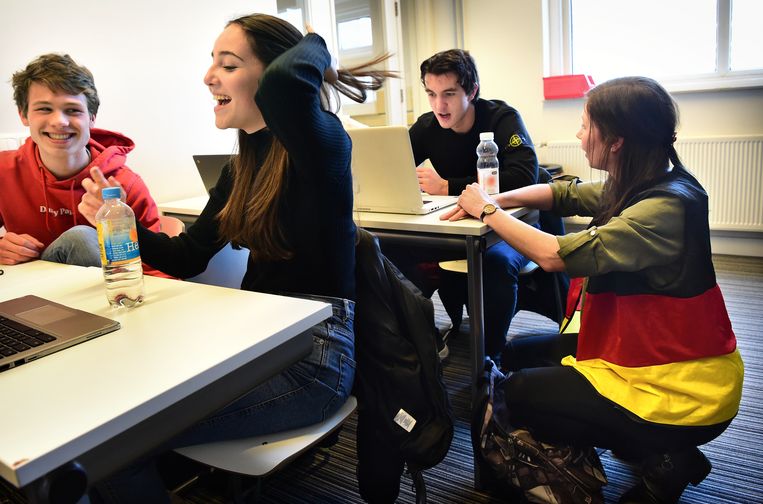 Duitse les aan 5 Havo-leerlingen op middelbare school Odulphuslyceum.  Beeld Marcel van den Bergh / de Volkskrant