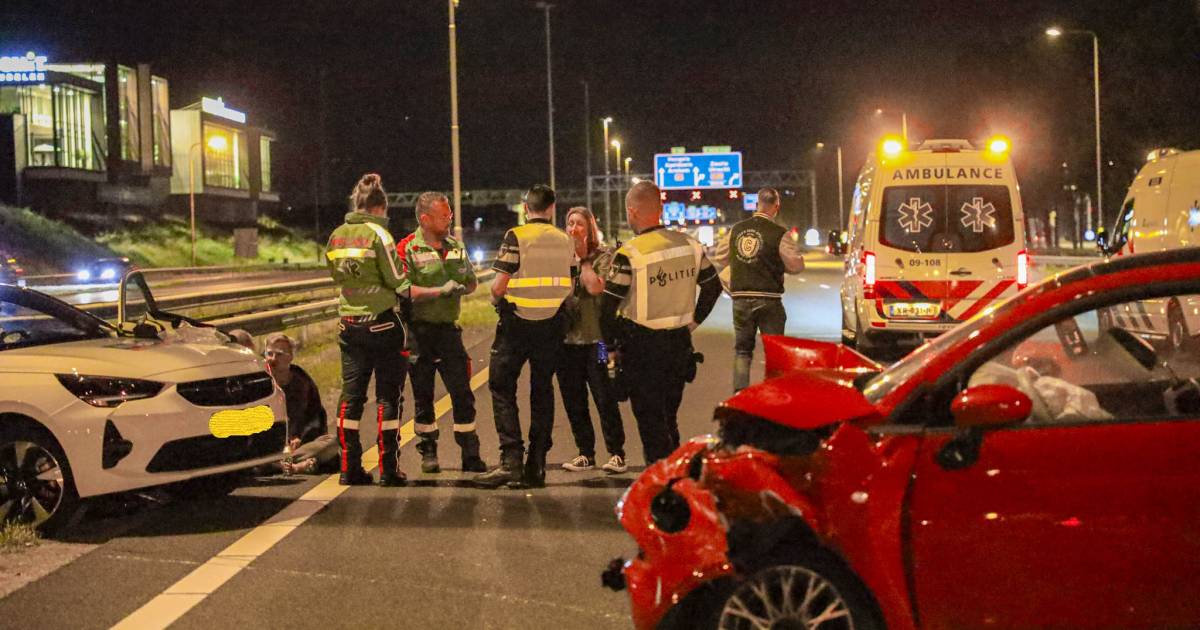 Harde botsing tussen twee autos op A1: beide bestuurders gewond naar het ziekenhuis.