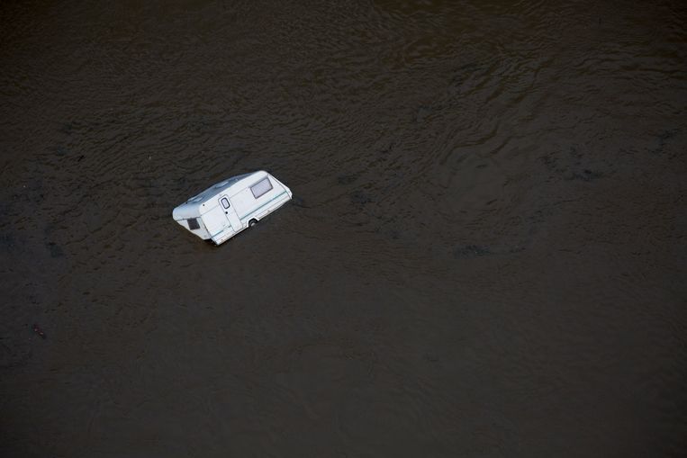 Een caravan in de Maas bij Roermond. Beeld Getty Images