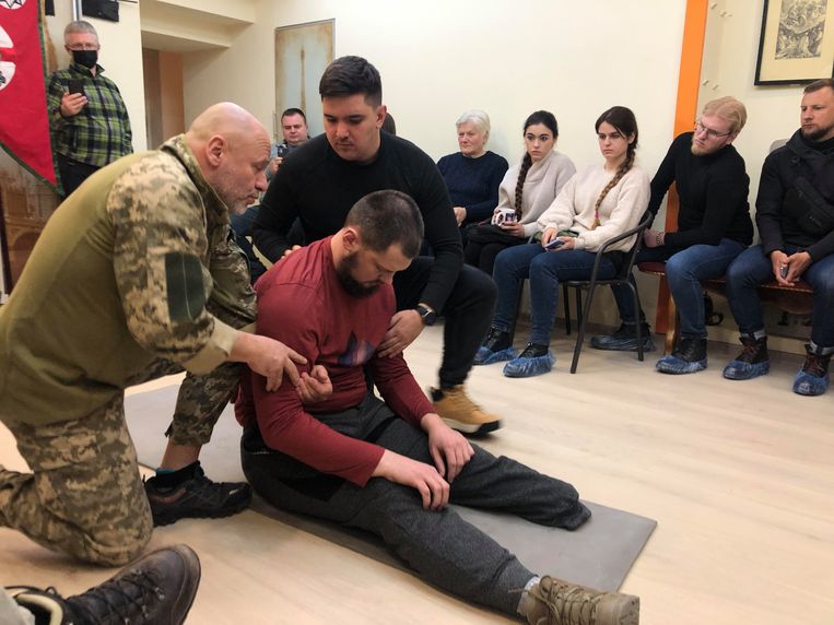 Tijdens een training kunnen burgers hun aangeleerde EHBO-vaardigheden in de praktijk brengen bij een Oekraïense oud-strijder, die een deel van zijn been is kwijtgeraakt.  Beeld Michiel Driebergen